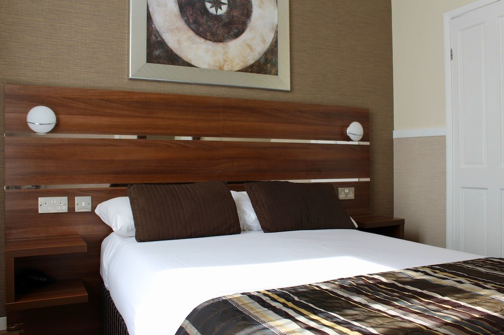 Фото Huttons Hotel