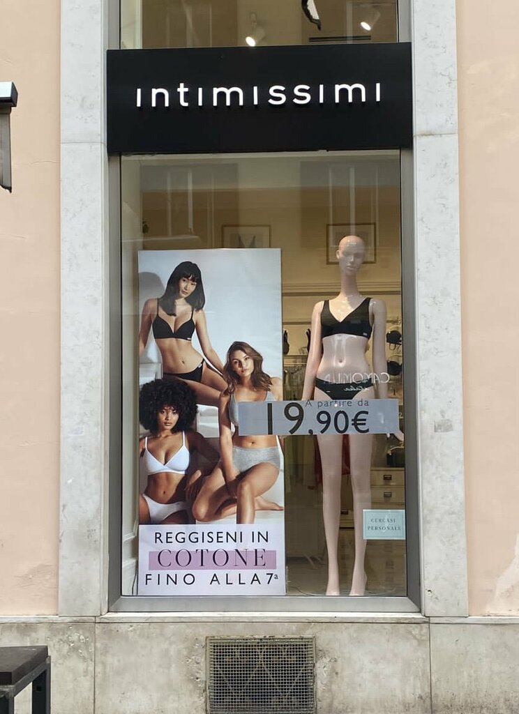 Clothing store Intimissimi, Naples, photo