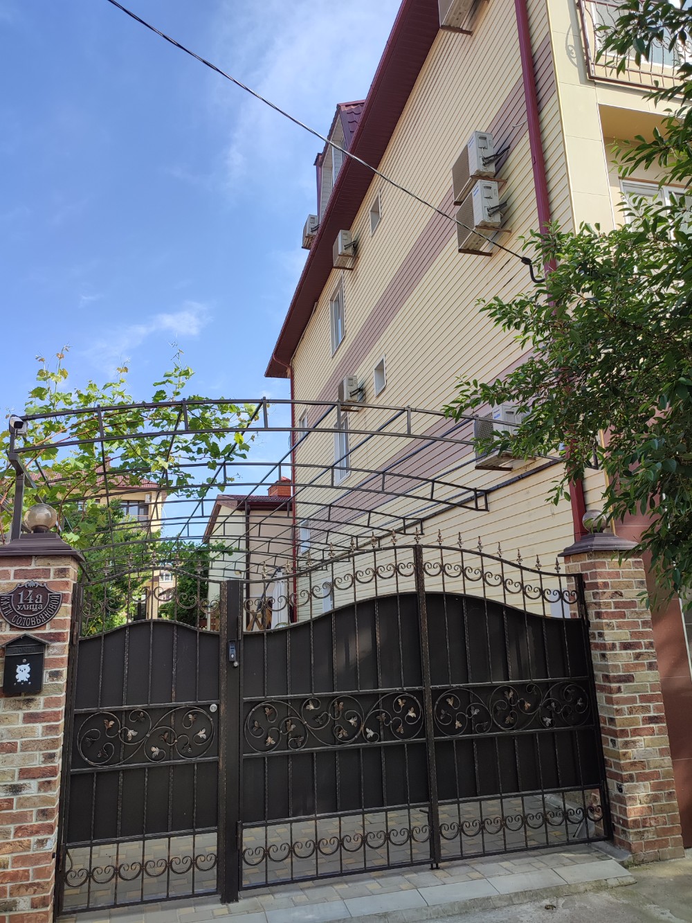 Фото На Кати Соловьяновой 14а