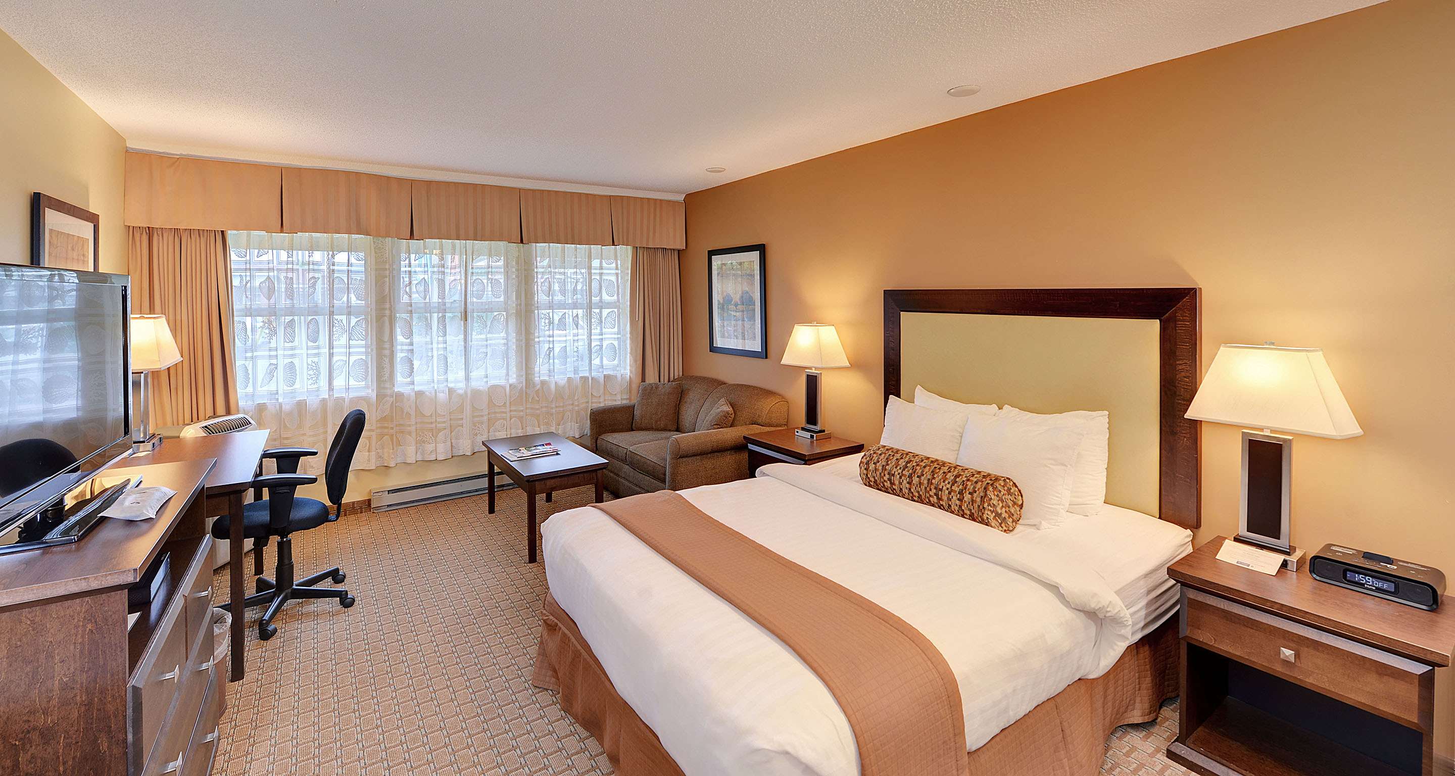 Фото Best Western Plus Emerald Isle Hotel