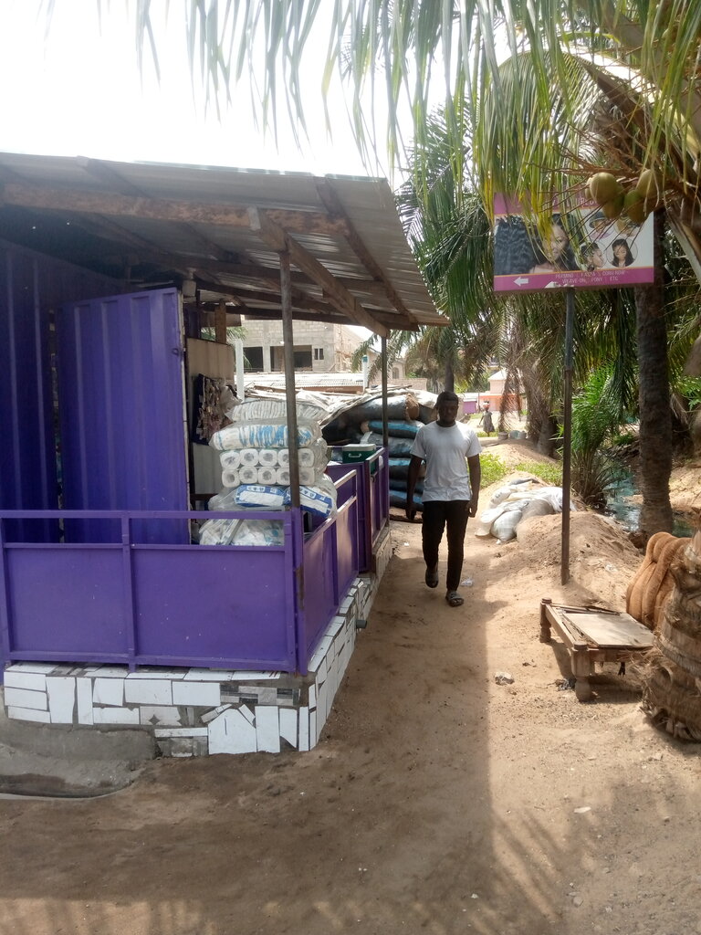 Hairdresser Highly favoured salon, Accra, photo