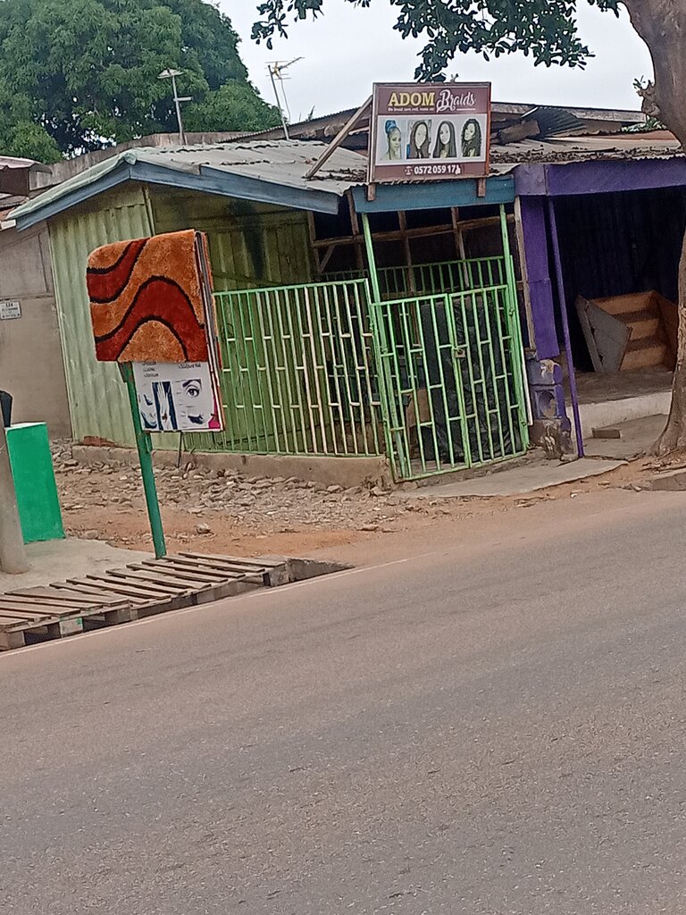 Beauty salon Adom braids, Accra, photo