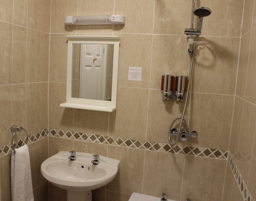 Фото Ambassador Court Hotel