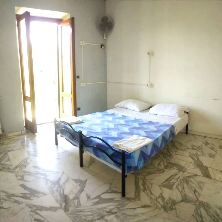 Фото Los Mochileros - Age Limit 18-28