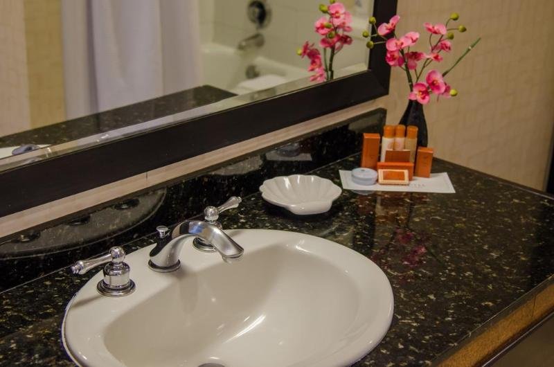 Фото Beacon Hotel & Corporate Quarters