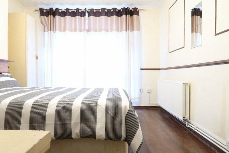 Гостиница Broxbourne House Deluxe Room в Лондоне