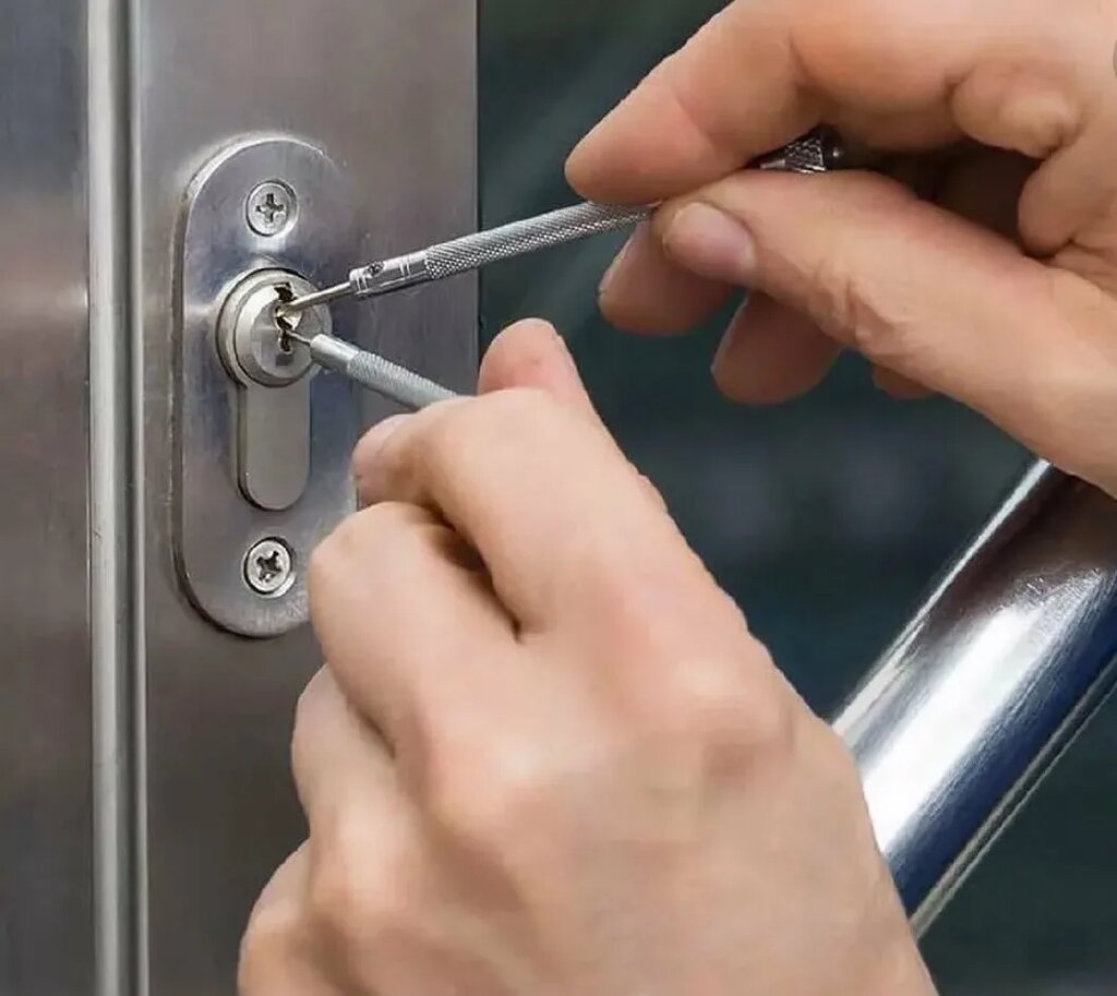 Как вскрыть дверь линейкой - 80 фото