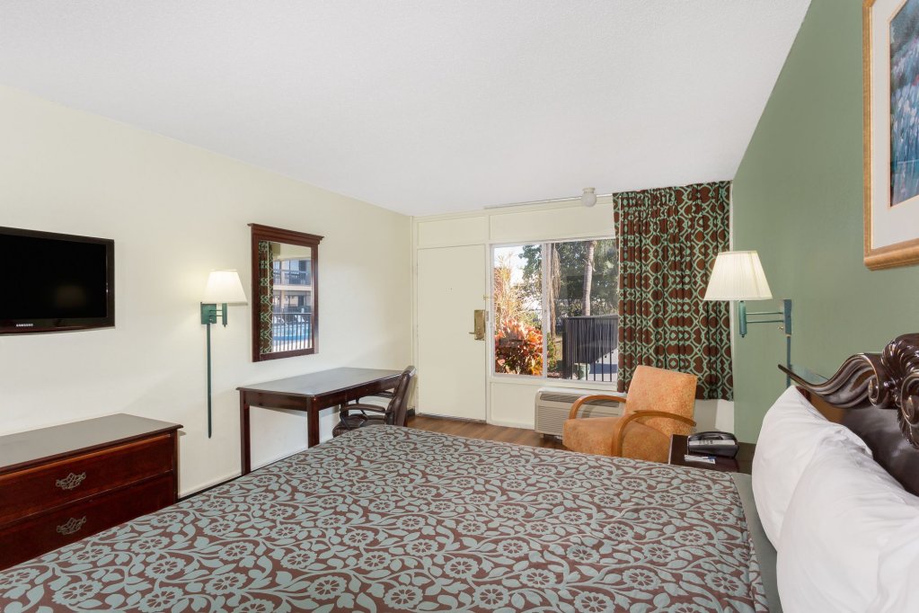 Фото Travelodge by Wyndham Fort Myers North