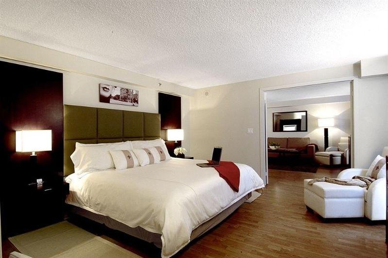 Фото Pantages Hotel Downtown Toronto