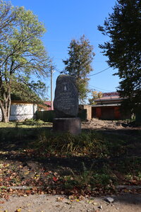 Памятный знак в честь 900-летия Торопца (Tver Region, Toropets, Bazarnaya ploshchad) ، نصب تذكاري للحرب، مقبرة جماعية