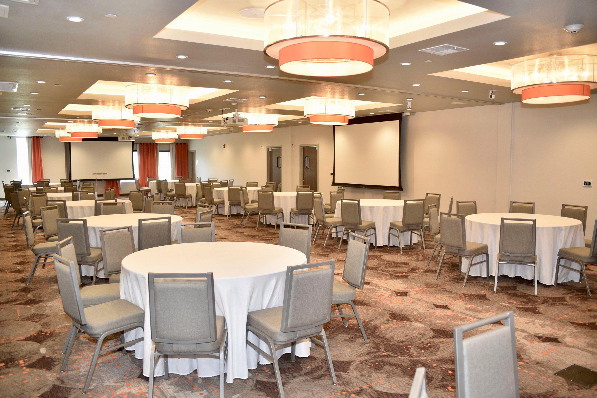 Фото Holiday Inn Windsor Wine Country, an Ihg Hotel