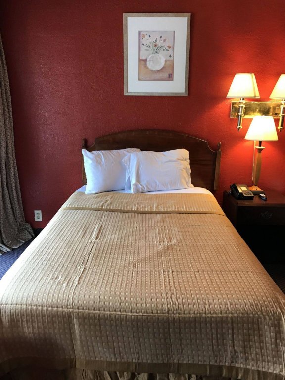 Фото Oyo Hotel Tallahassee Downtown