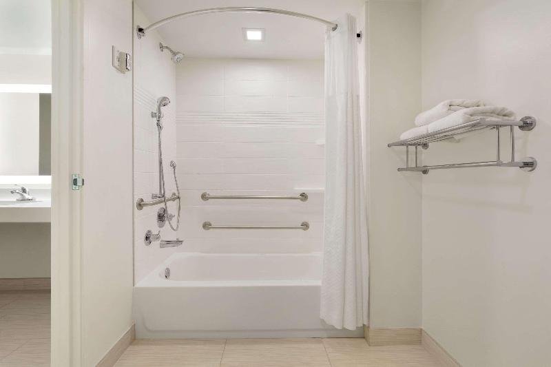 Фото Days Hotel by Wyndham Flagstaff