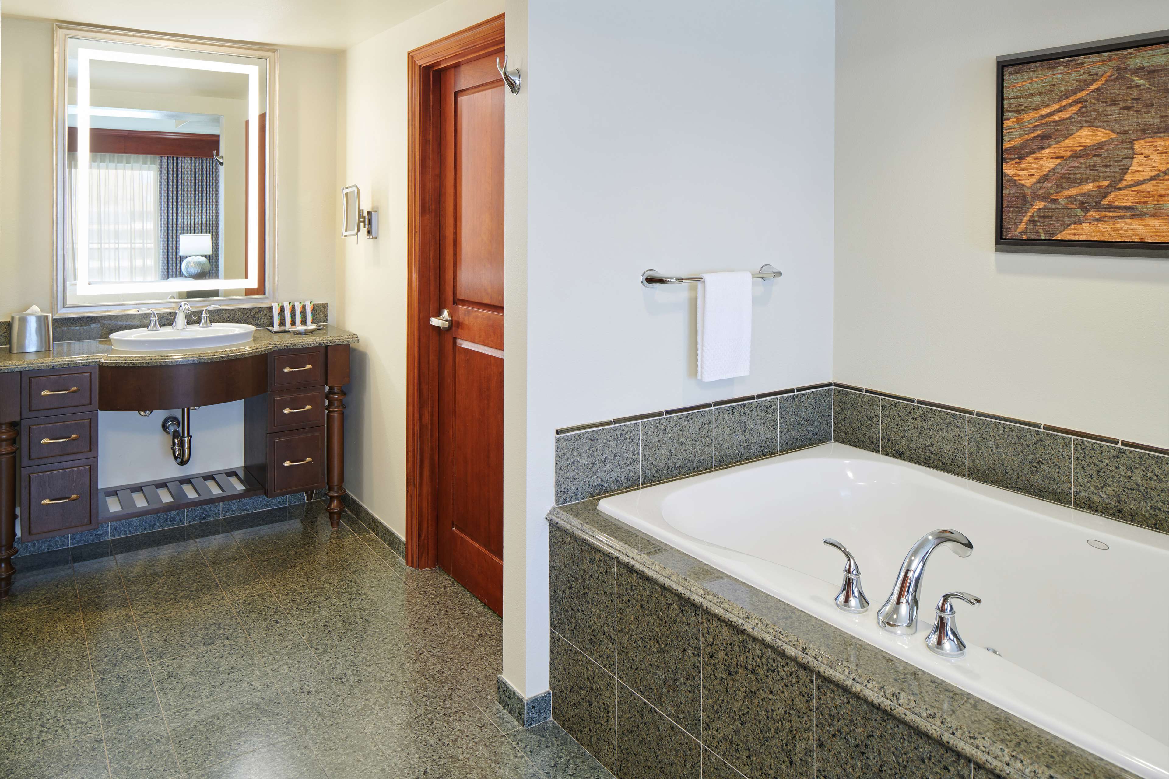 Фото Hilton Grand Vacations Club at Hilton Hawaiian Village