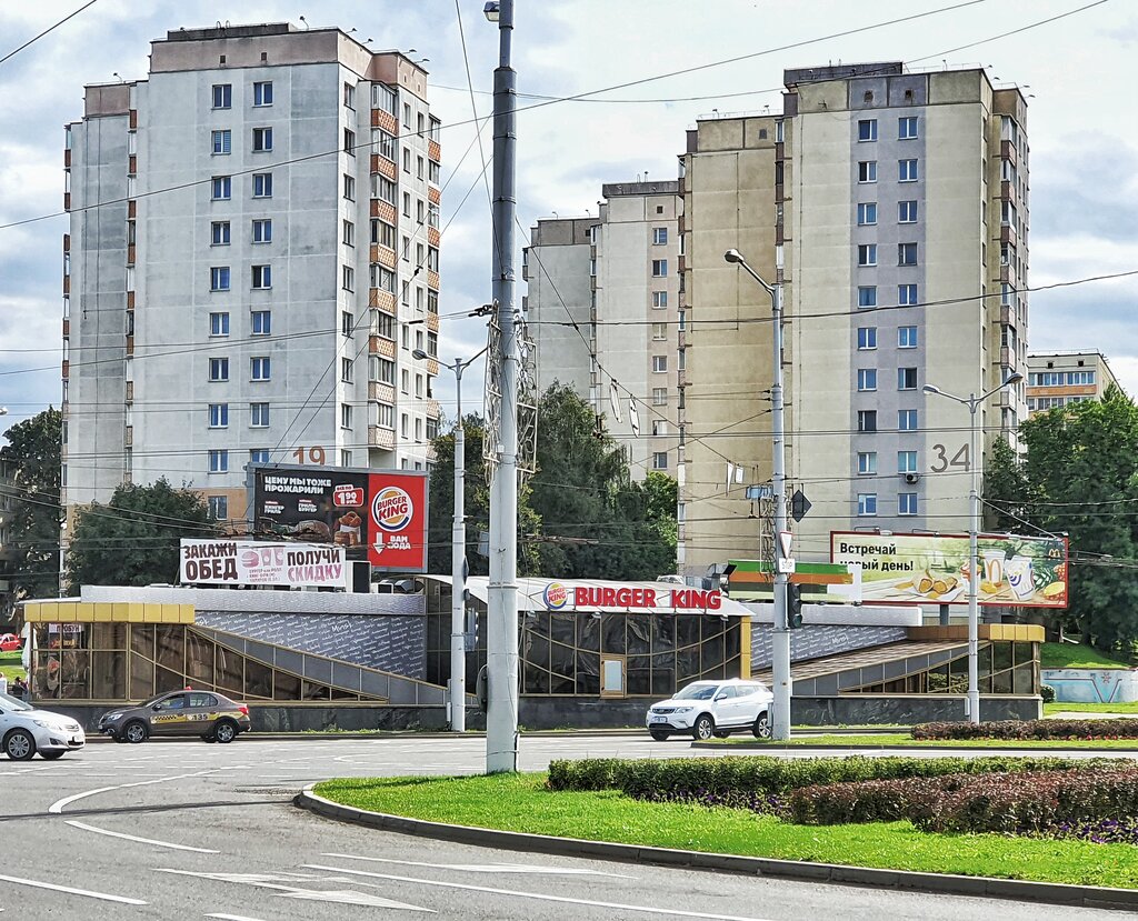 На проспекте Пушкина развернуло фуру: движение почти парализовано