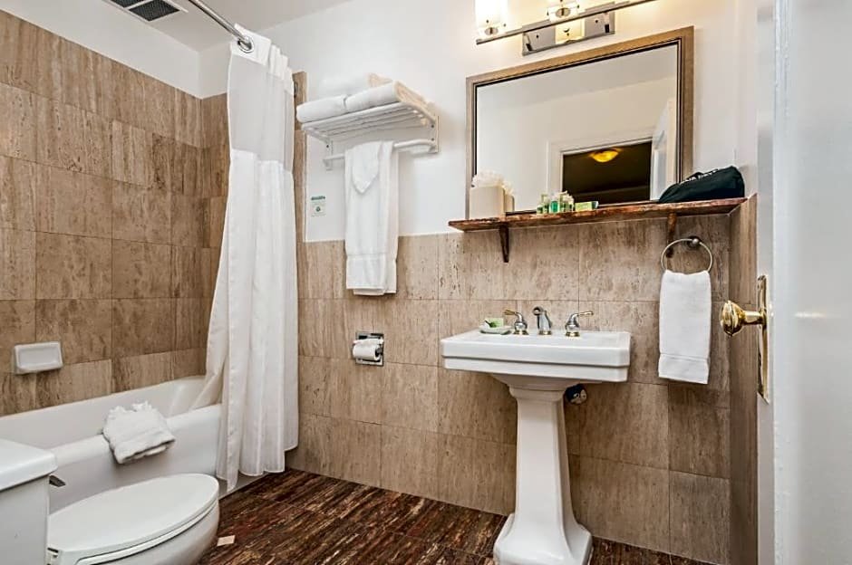 Фото The Pickwick Hotel