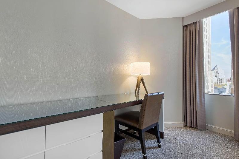 Фото Omni Charlotte Hotel