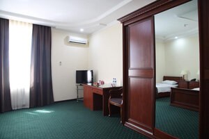 Grand Nur (Umid 1st Drive, 83), hotel