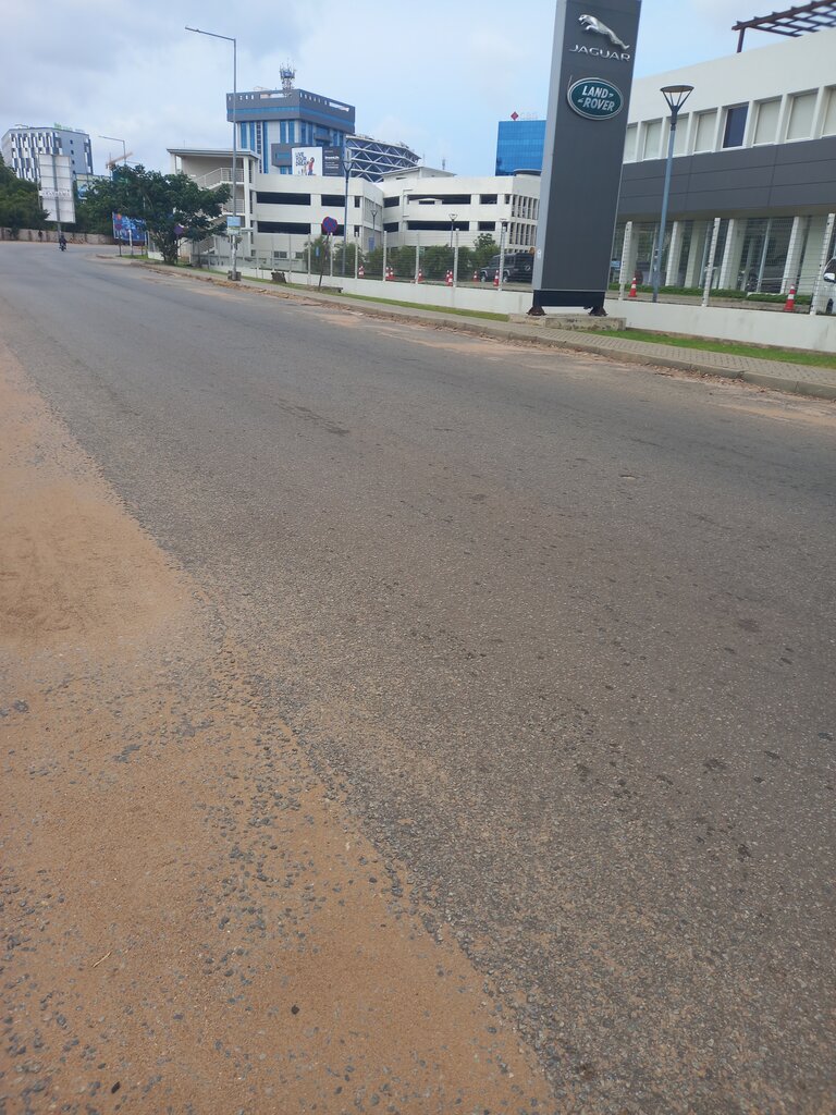 Car dealership Range over, Accra, photo