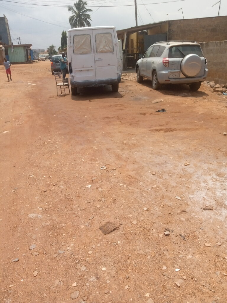 Car disassembly Yaws, Accra, photo