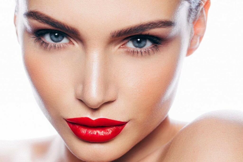 Девушка с бровями картина