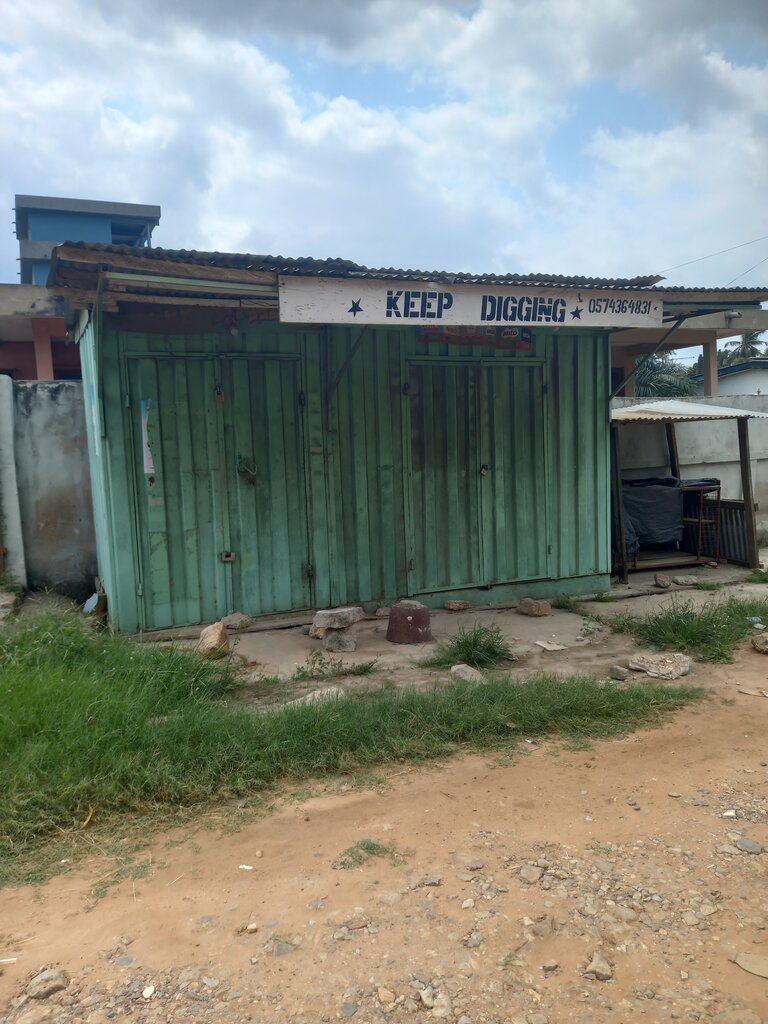 Tailor Keep digging, Accra, photo