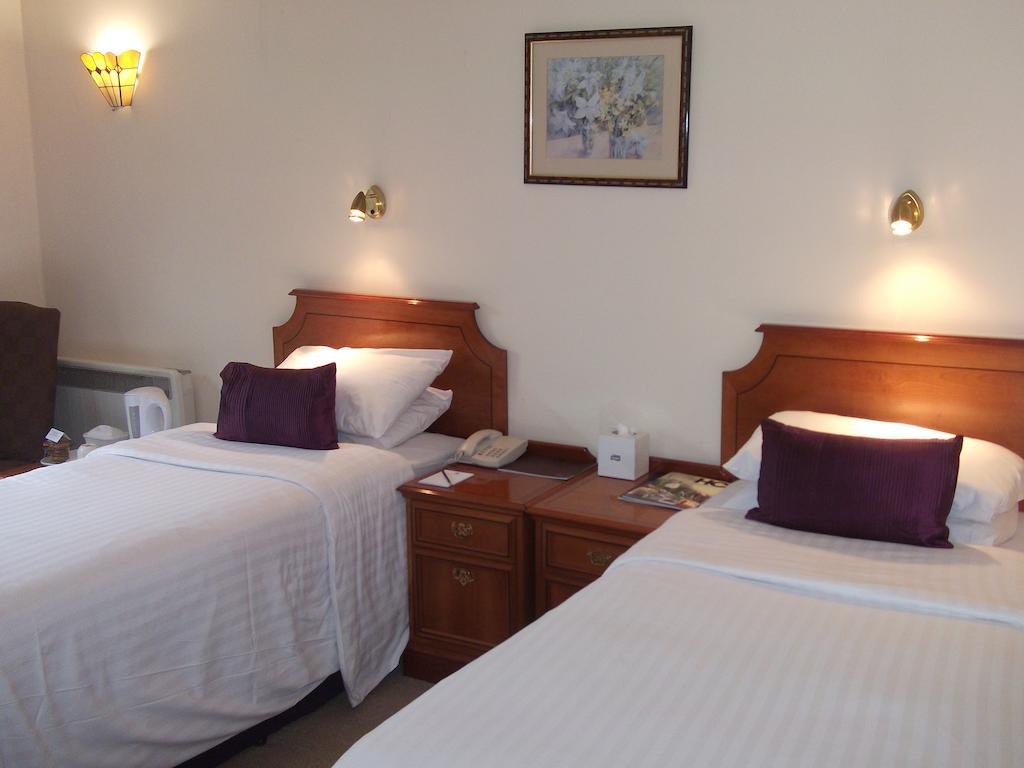 Фото Newbury Manor Hotel