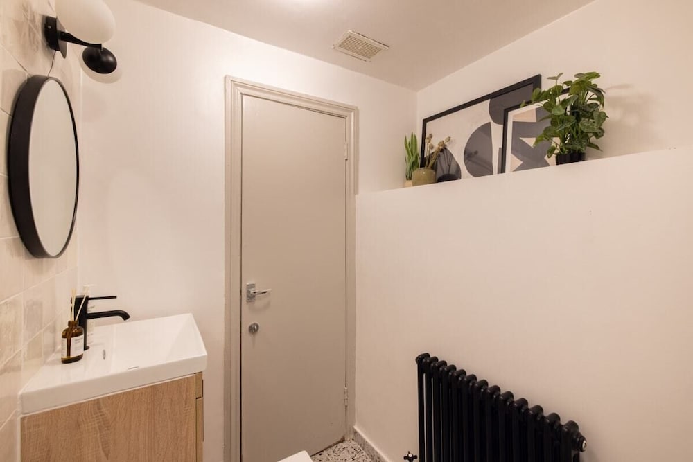 Фото The Kensington And Chelsea Classic - Glamorous 2bdr Flat