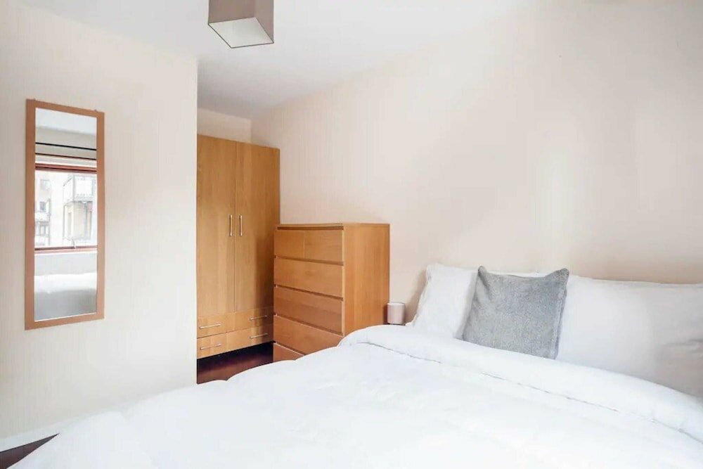 Фото Modern and Homely 2 Bedroom by Canary Wharf