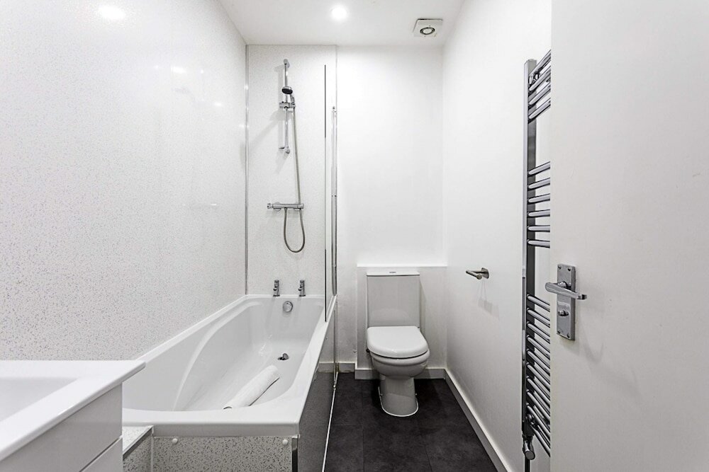 Фото Refurbished St. johns Hill Apartment