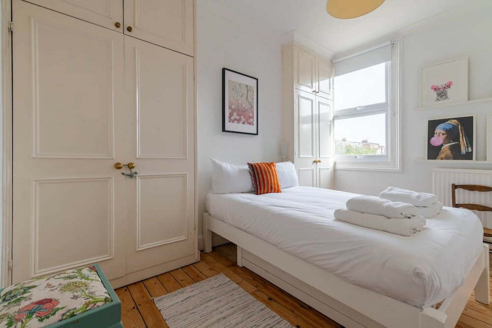 Фото Beautiful Three Bed Abode Near Dollis Hill