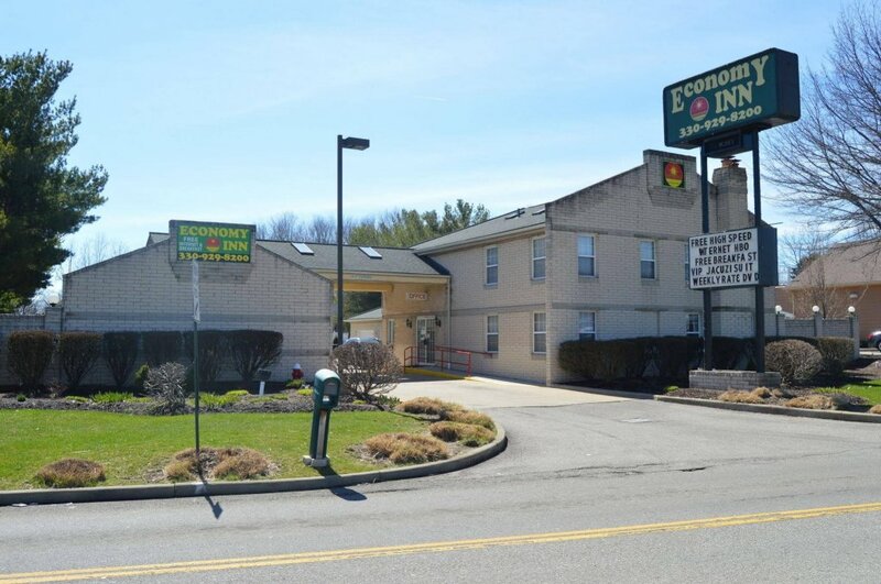 Гостиница Economy Inn - Akron