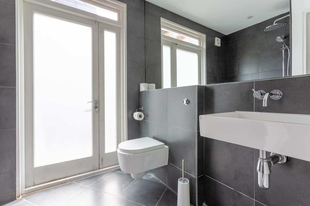 Фото Large Modern Maisonette in Southfields