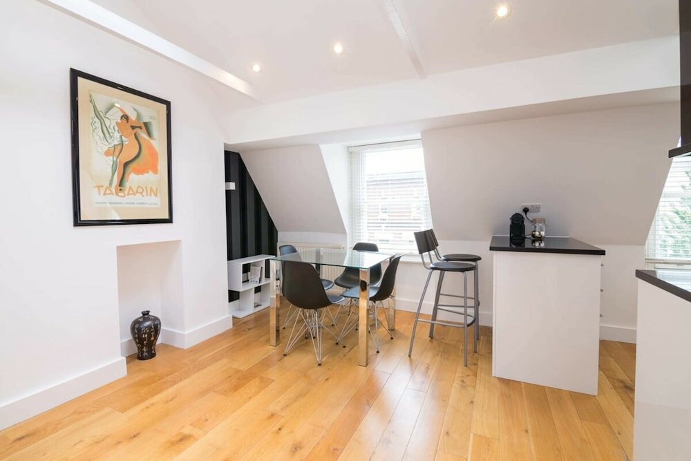 Фото Contemporary 1 Bedroom Flat in Fulham near The Thames