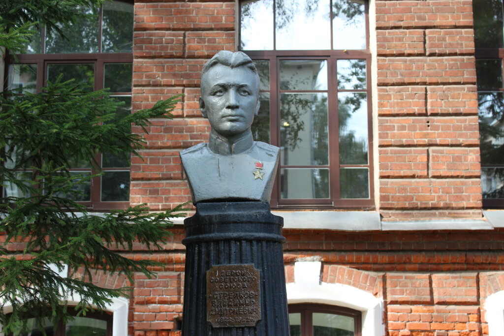 Monumento, memorial Бюст Героя Советского Союза Владимира Дмитриевича Стрелкова, , foto