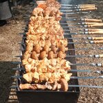 Шашлыки у Варшама (ulitsa 22-go Partsyezda, 47), comida rápida