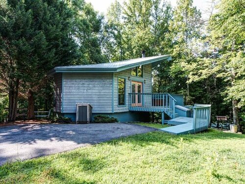 Гостиница Woodsong - One Bedroom Cabin