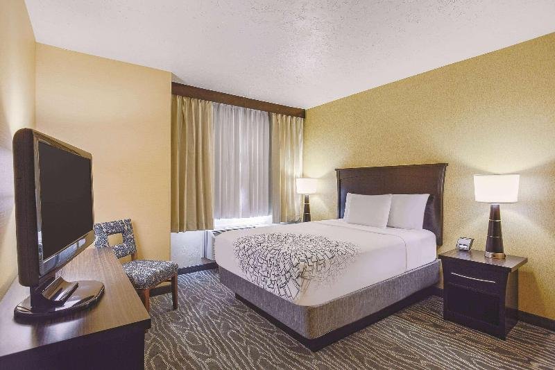 Фото La Quinta Inn & Suites by Wyndham Logan