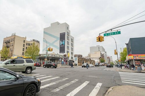 Гостиница Hotel Ninety Five Fordham St. Barnabas Hospital в Нью-Йорке