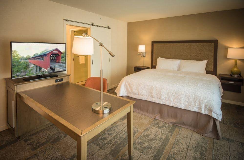 Фото Hampton Inn and Suites Manchester