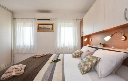 Гостиница Stunning Home in Split With Wifi, 4 Bedrooms and Jacuzzi в Сплите