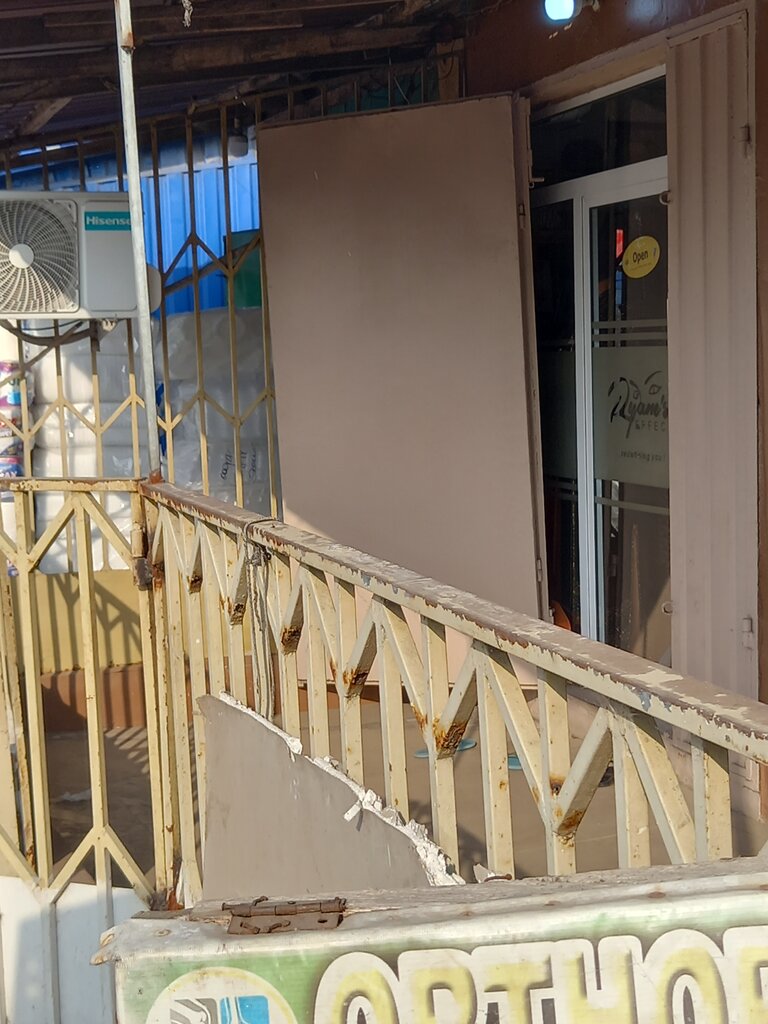 Clothing store Ryam effect, Accra, photo