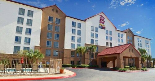Гостиница Red Roof Inn Plus+ San Antonio Downtown - Riverwalk в Сан-Антонио