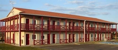Гостиница Contact Hôtel Fontenay-le-Comte в Фонтене-ле-Конте
