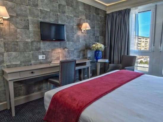 Фото Drake Longchamp