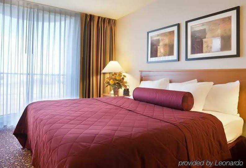 Фото Embassy Suites by Hilton Oklahoma City Will Rogers Airport