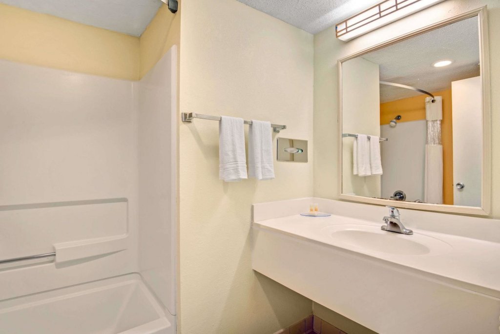 Фото The Longleaf Hotel