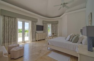 Fantastic 8-bedroom Golf-front Mansion Near the Beach