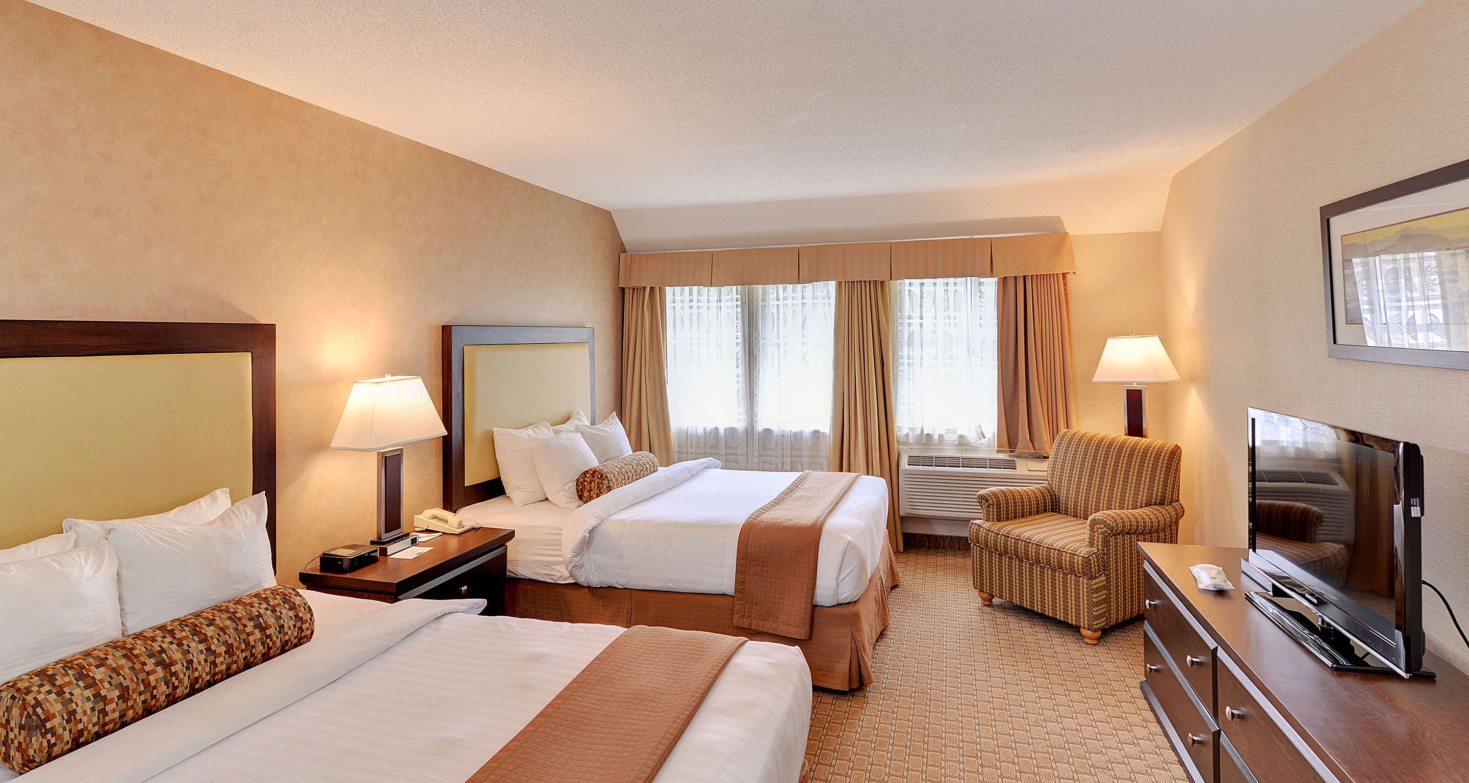 Фото Best Western Plus Emerald Isle Hotel