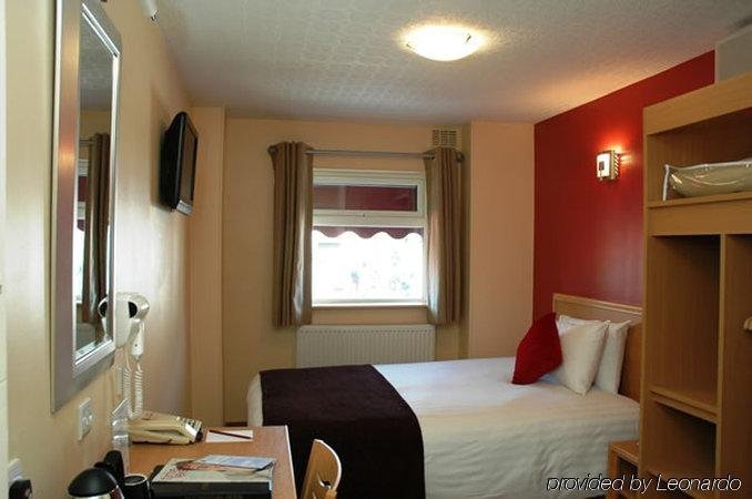 Фото Antoinette Hotel Wimbledon